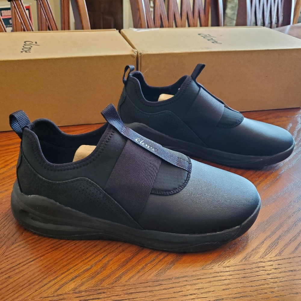 NWOT Clove Solo Sneakers